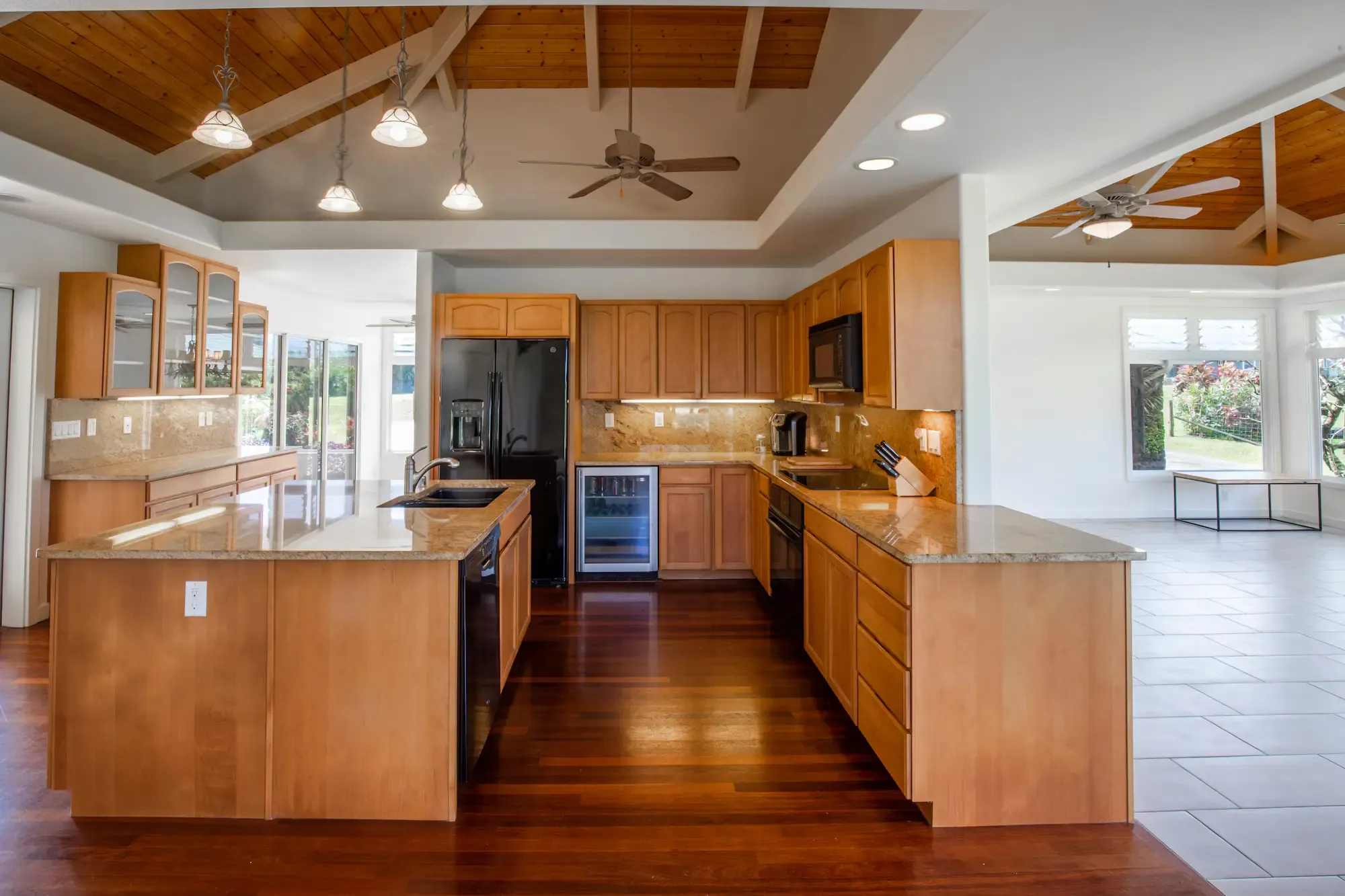 Cuisine contemporaine en bois réalisée sur mesure